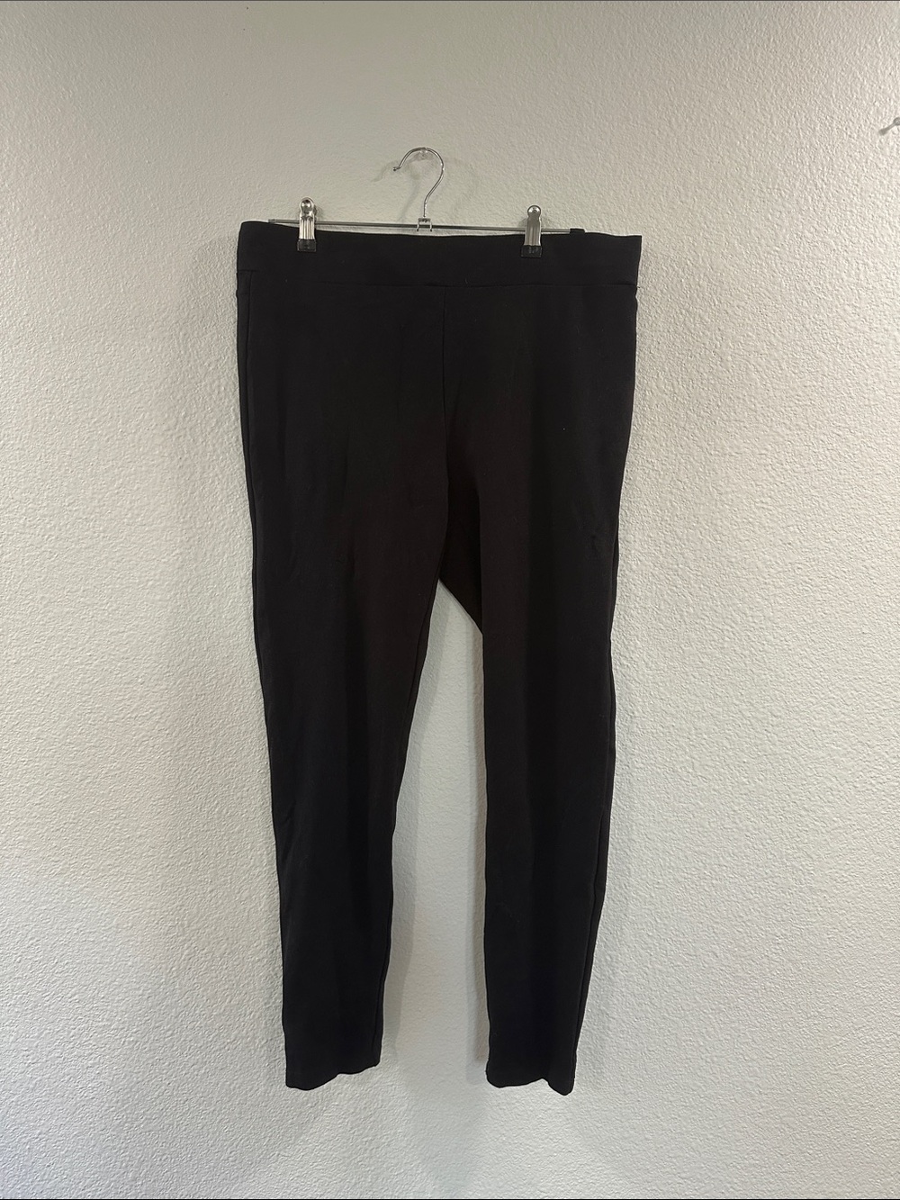 LOFT Black Tapered-Ankle Ponte Pants